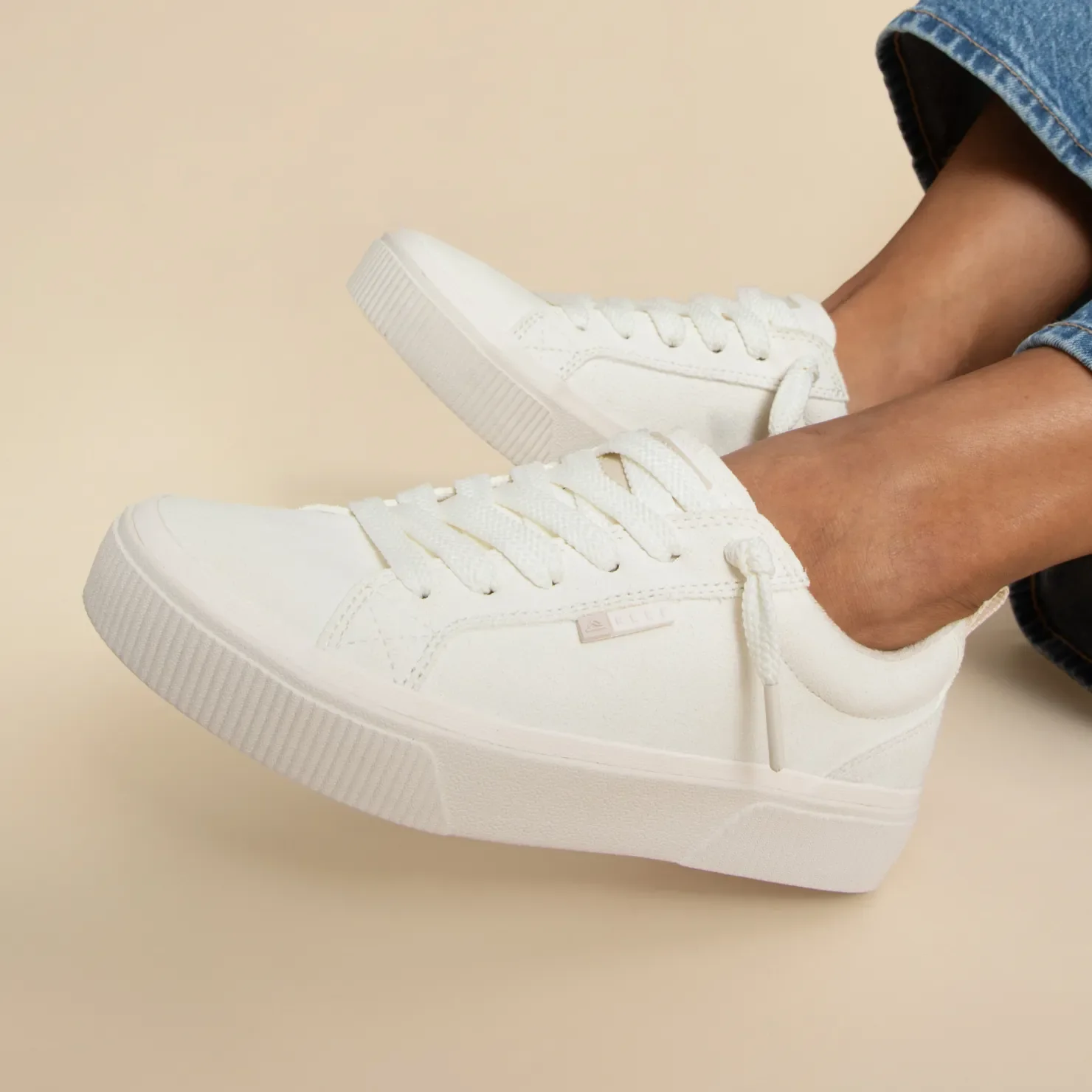 PDP-Lay_Day_Dawn_White_Suede-PDPALT-1.webp